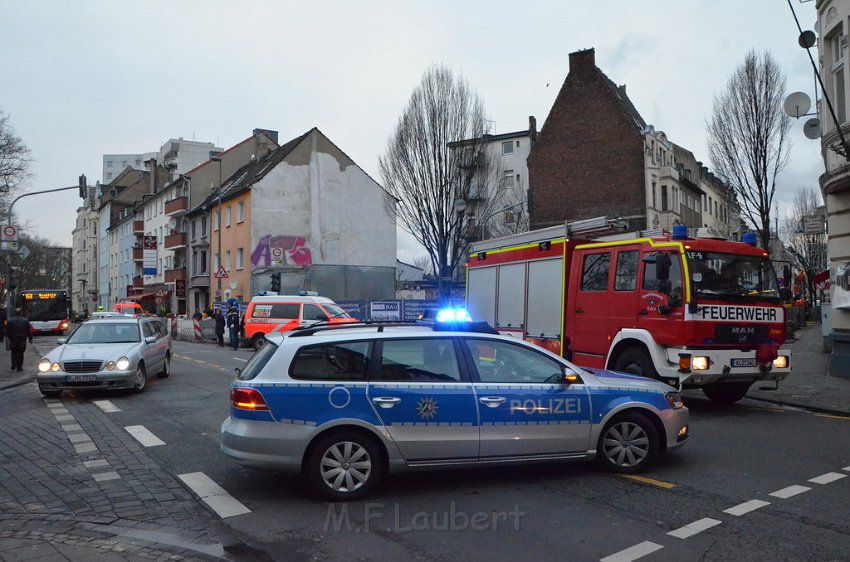 Person aus Fenster gefallen Koeln Muelheim Bergisch Gladbacherstr P12.JPG